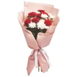 Букет из хризантем белого цвета и 7 красных роз